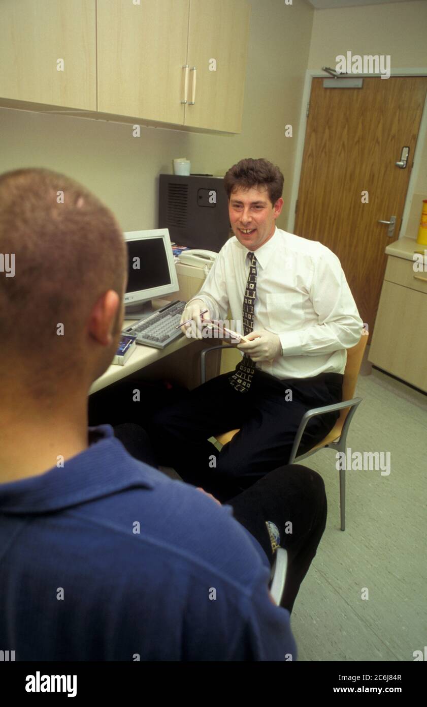 Arzt mit Patient Großbritannien Stockfoto