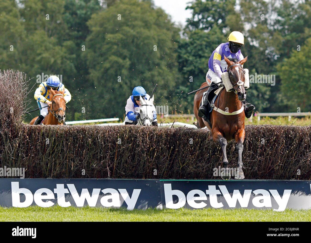 Wirklich Super geritten von Jockey Jack Quinlan auf dem Weg zum Sieg der Betway Summer Plate Handicap Chase auf der Market Rasen Rennbahn. Stockfoto