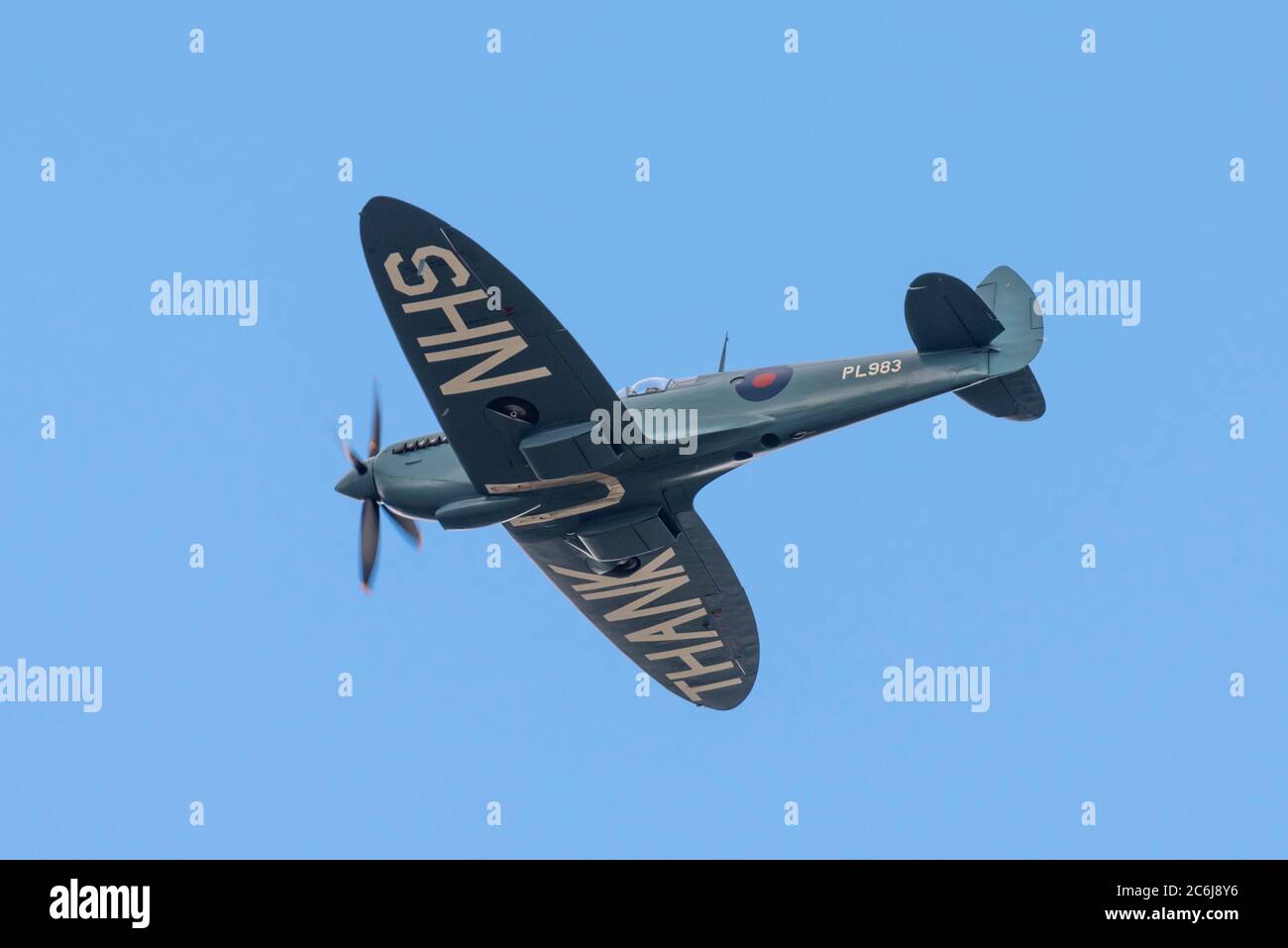 Spitfire PRXI-Flugzeug aus dem zweiten Weltkrieg mit der Aufschrift „THANK U NHS“, das über das Basildon University Hospital fliegt, auf einer Tour, bei der das Gesundheitspersonal für die COVID-19-Arbeit dankt Stockfoto