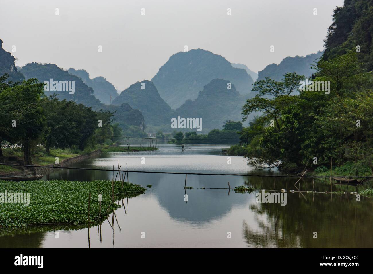 Fluss und Kalksteinberge in Hoa Lu, alte Hauptstadt von Vietnam Stockfoto