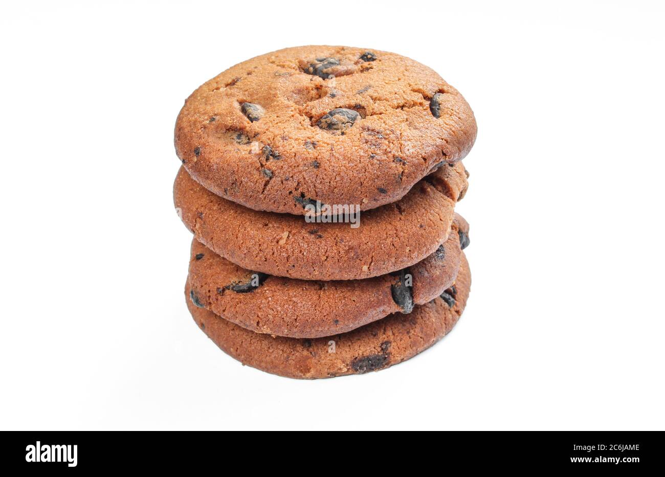 Köstliche Chip-Cookies auf weißem Hintergrund isoliert. Stapel von dunklen Schokolade Leckereien Stockfoto