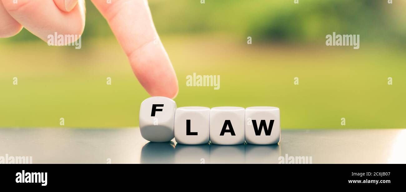 Symbol für ein unpopuläres Gesetz. Hand dreht Würfel und ändert das Wort Gesetz zu Fehler. Stockfoto