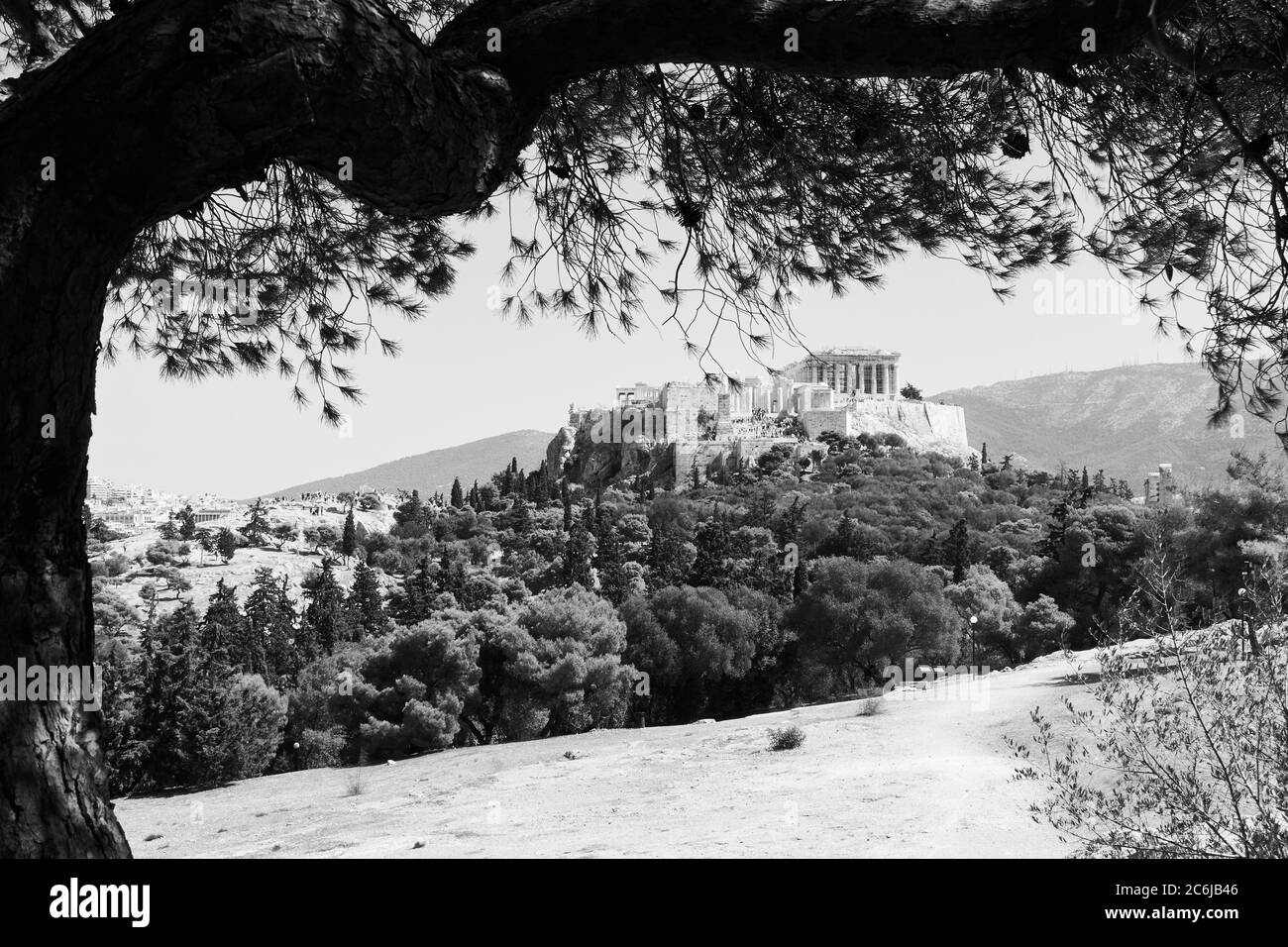 Blick über die Akropolis vom Nymphenberg in Athen, Griechenland. Schwarz-weiß griechische Landschaft Stockfoto