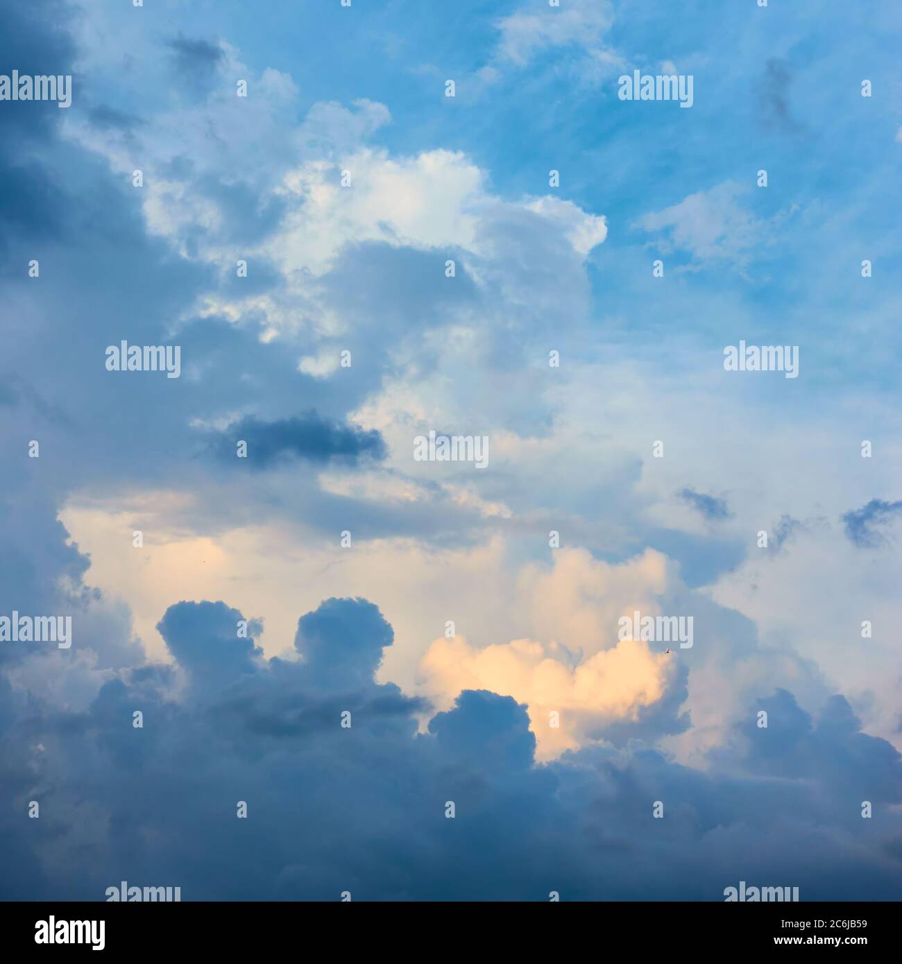 Himmel - Abendhimmel mit Wolken, kann als Hintergrund verwendet werden Stockfoto
