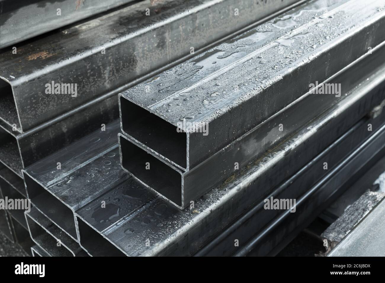 Gewalzte Metallprodukte, Stahlrohre mit rechteckigem Querschnitt, Nahaufnahme Stockfoto