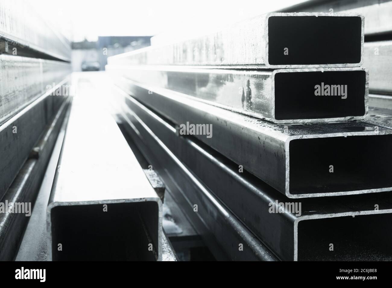 Stapel von gewalzten Metallprodukten, perspektivische Ansicht von Stahlrohren mit rechteckigem Querschnitt Stockfoto