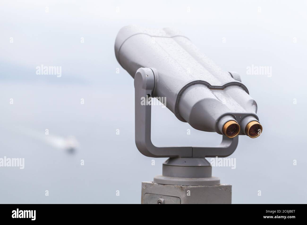 Touristisch bezahltes Fernrohr auf rotierender Basis. Nahaufnahme mit selektivem Fokus Stockfoto