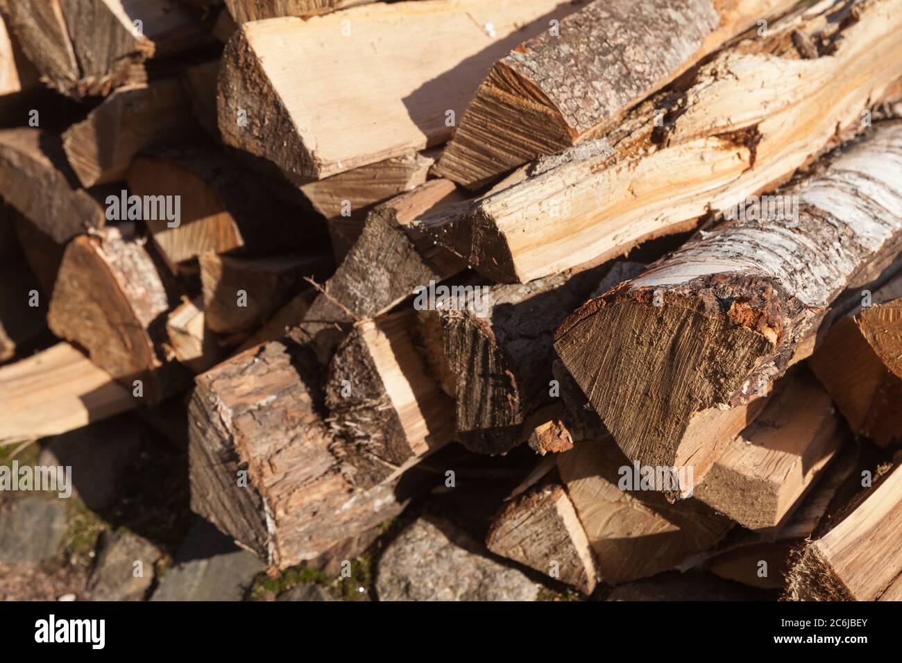 Stapel von Brennholz, Birkenkeile lagen gestapelt, Außenfoto Stockfoto