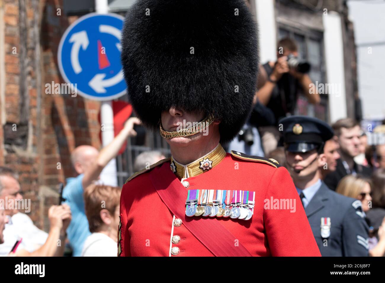 Ditchling, East Sussex, Großbritannien. Juli 2020. Die Bewohner des kleinen Dorfes Ditchling treffen sich, um sich von Frau Vera Lynn zu verabschieden, die im letzten Monat im Alter von 103 Jahren starb. Die von Vertretern aller bewaffneten Dienste begleitete Cortege hielt kurz im Zentrum des Dorfes, wo sie fast 50 Jahre lang lebte, inne. Zwei Spitfires flogen als Gruß an die Frau, die Millionen als die WW2 Forces Sweetheart bekannt ist. Die Cortege machte sich dann auf den Weg nach Brighton für einen privaten Familiendienst. Quelle: Alan Fraser/Alamy Live News Stockfoto