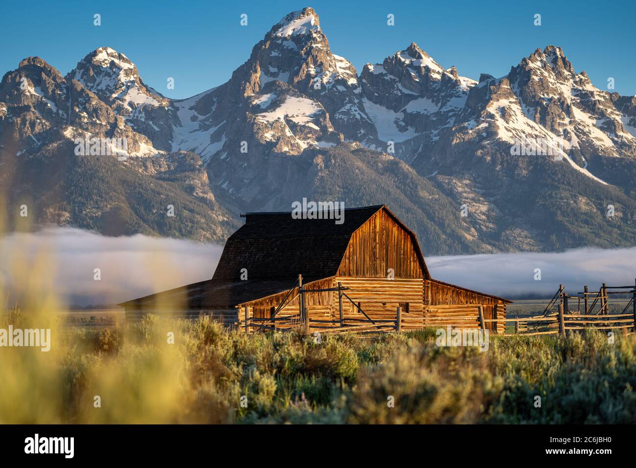 Die John Moulton Barn bei Sonnenaufgang im Grand Teton National Park Wyoming in der Morman Row Stockfoto