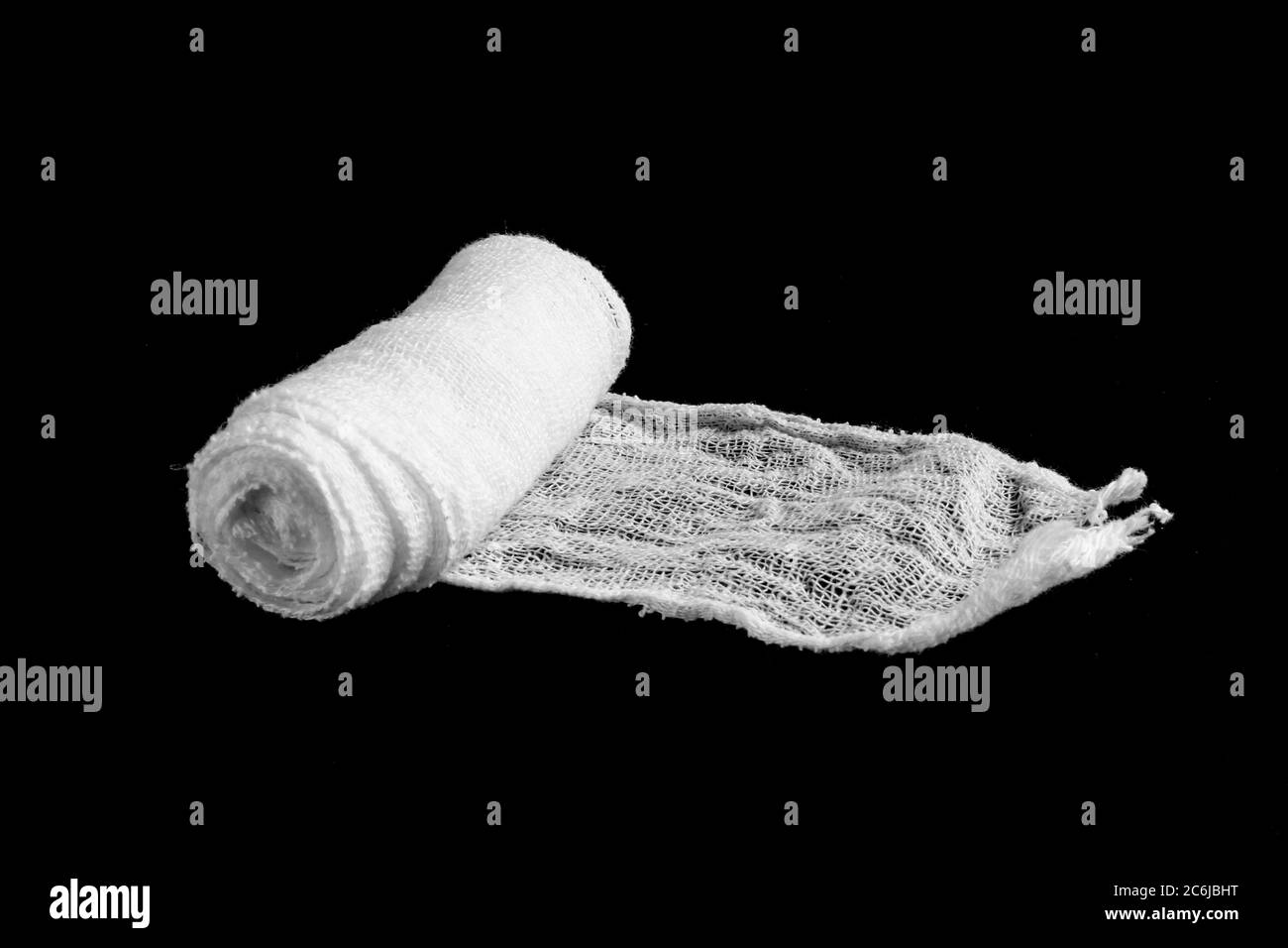 Weiße Bandage Rolle isoliert auf schwarzem Hintergrund. Weich, aus Baumwolle Objekt Stockfoto