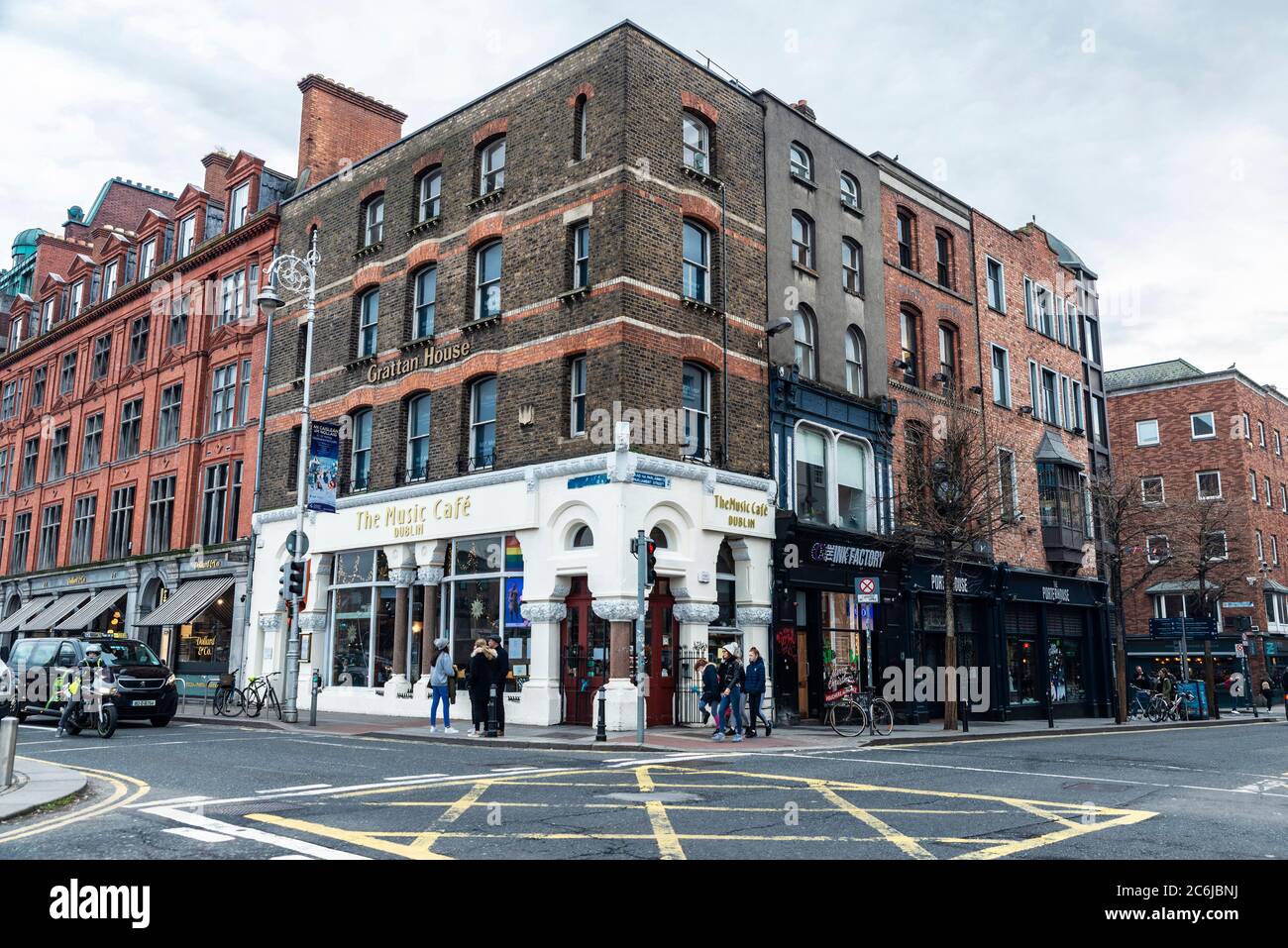 Dublin, Irland - 30. Dezember 2019: The Music Cafe Bar mit Leuten in Dublin, Irland Stockfoto