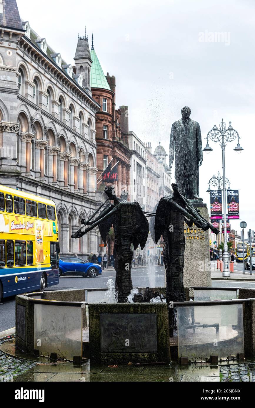 Dublin, Irland - 30. Dezember 2019: Thomas Davis Statue & Memorial Fountain mit Verkehr und Menschen in der Dame Street in Dublin, Irland Stockfoto