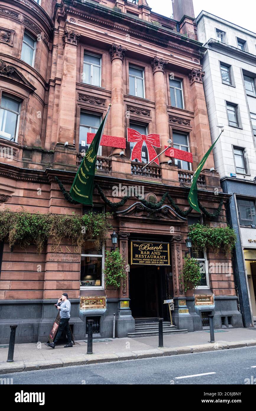 Dublin, Irland - 30. Dezember 2019: The Bank on College Green Bar und Restaurant mit Weihnachtsdekoration und Menschen in der Dame Street von Dublin Stockfoto