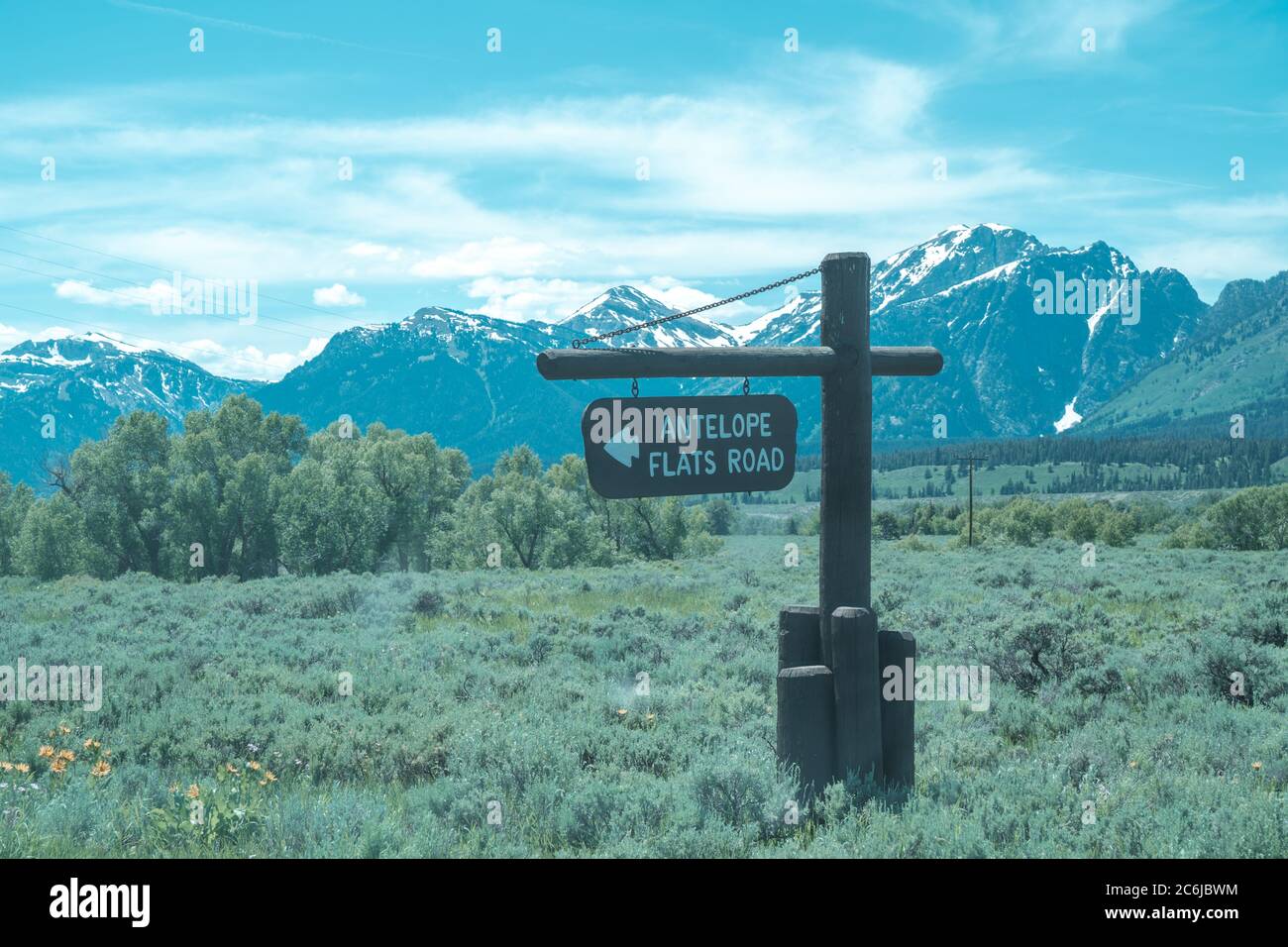 Schild für Antelope Flats Road, im Grand Teton National Park. Dies ist die Wahlbeteiligung für Morman Row und berühmte Scheunen. Künstlerischer Filter angewendet Stockfoto