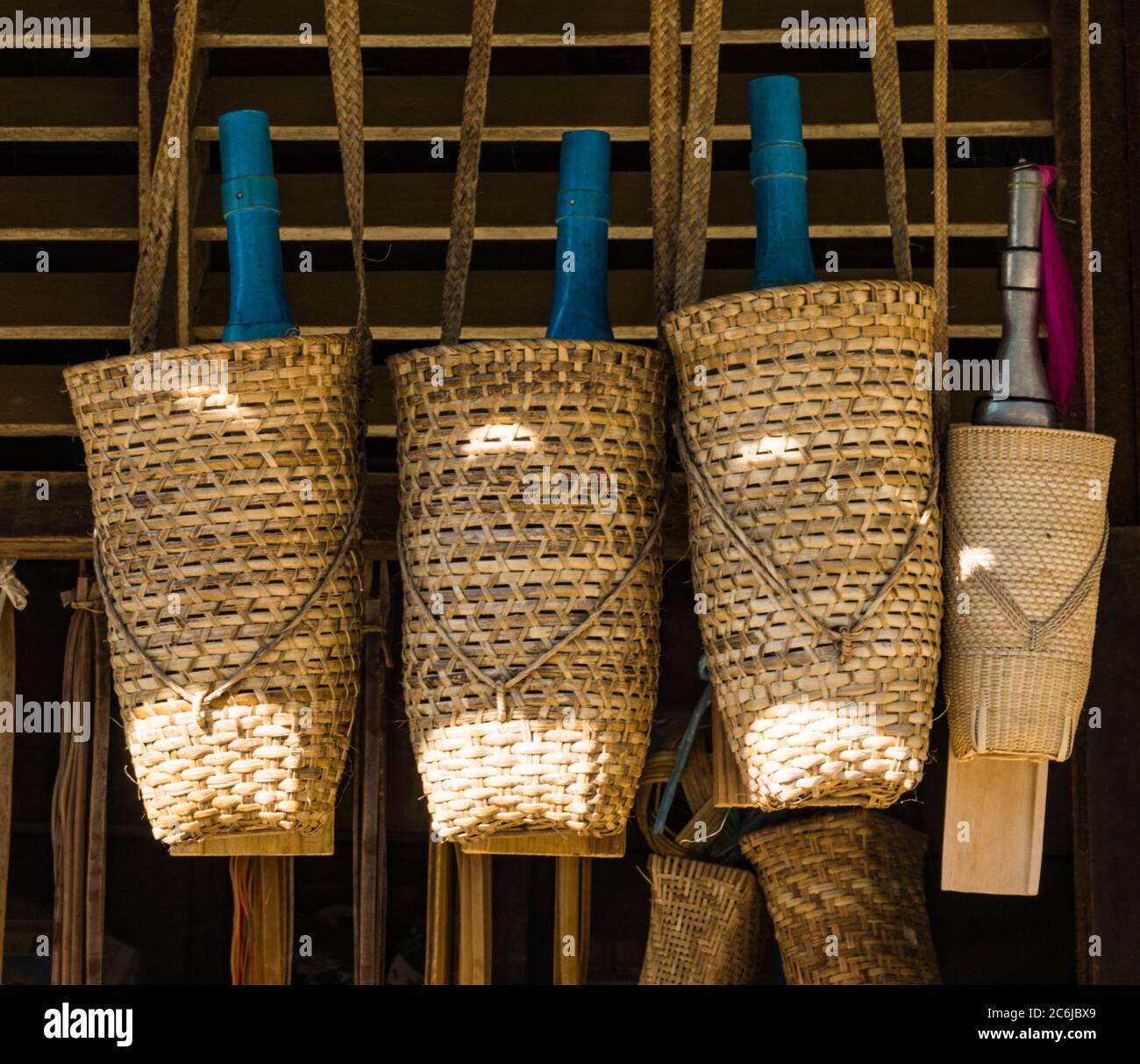 Körbe hängen zum Verkauf in einem birmanischen Markt im Staat Chin in Myanmar Stockfoto