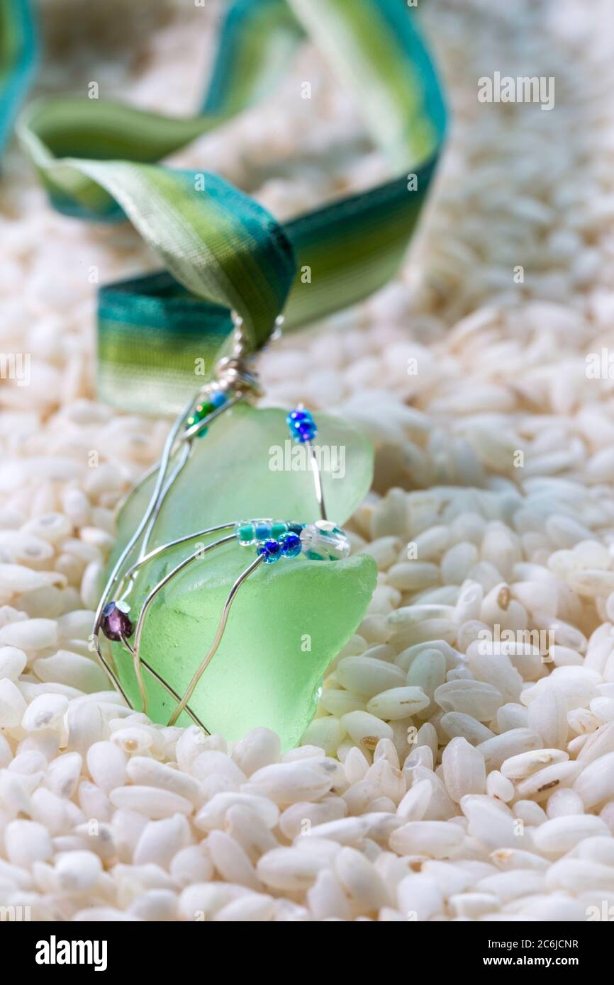 Stillleben mit Strand Glasschmuck Stockfoto