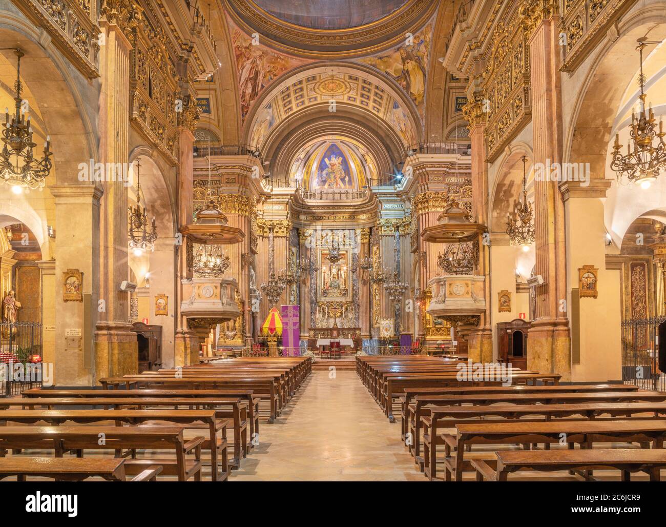 BARCELONA, SPANIEN - 3. MÄRZ 2020: Das Kirchenschiff der Barockkirche Basilica de la Merced. Stockfoto