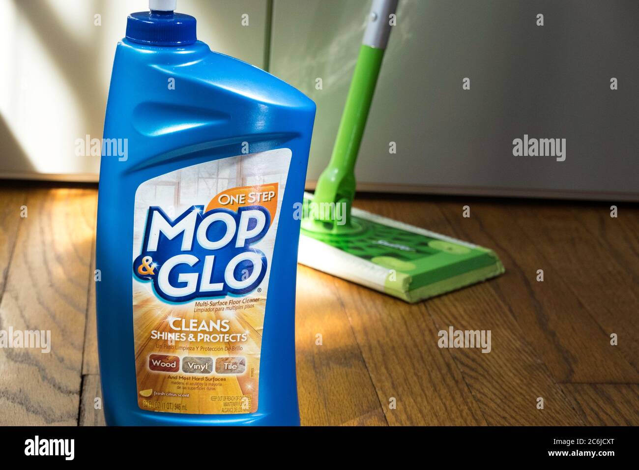 Mop & Glo ist ein Bodenreiniger mit mehreren Oberflächen, USA Stockfoto