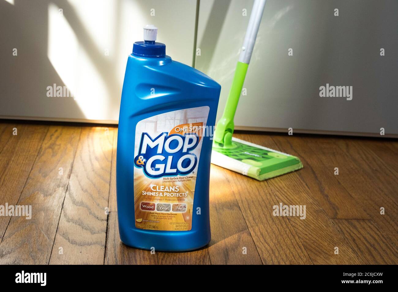 Mop & Glo ist ein Bodenreiniger mit mehreren Oberflächen, USA Stockfoto