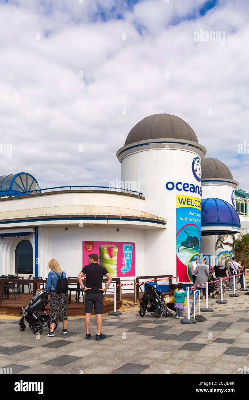 Oceanarium das Bournemouth Aquarium eröffnet mit Coronavirus Covid-19 die Einschränkungen in Bournemouth, Dorset UK im Juli - Schlange stehen soziale Distanzierung Stockfoto