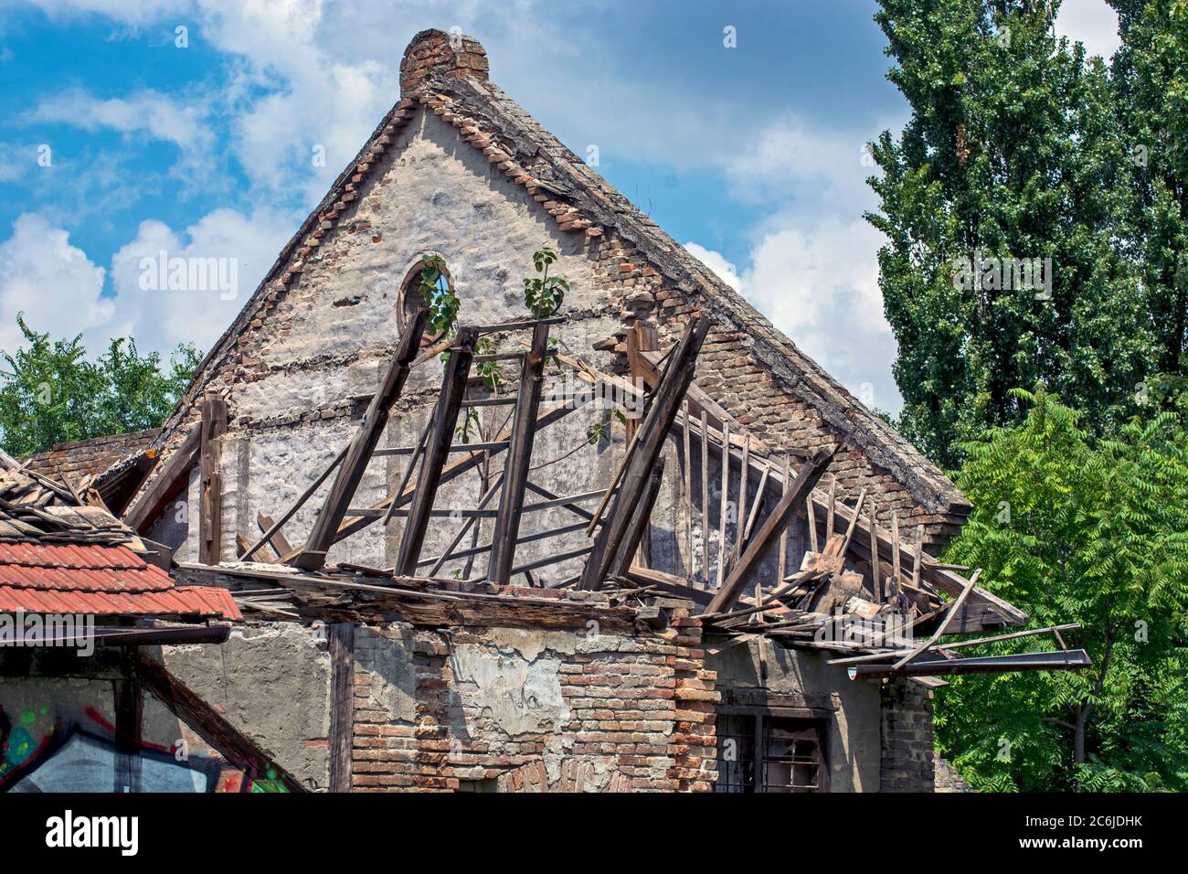 Zrenjanin, Serbien, 04. Juli 2020. Das Dach eines alten Gebäudes brach zusammen. Gebäude warten auf Reparatur oder Abriss? Stockfoto