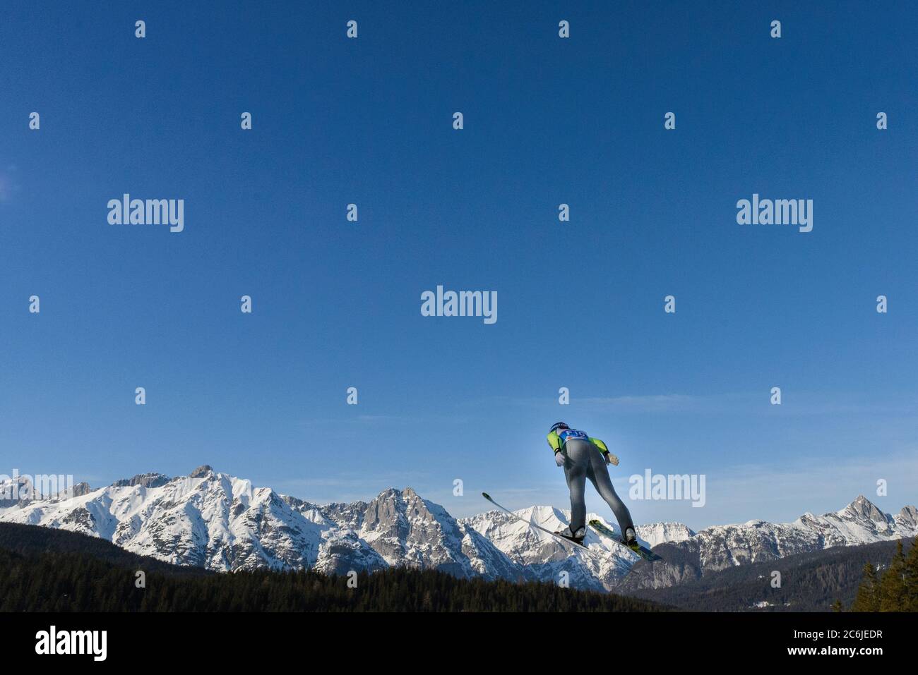 Skispringer springen von der Großschanze bei der Nordischen Weltmeisterschaft, Seefeld, Österreich, 2019. Karwendel Alpen in der Ferne. Stockfoto