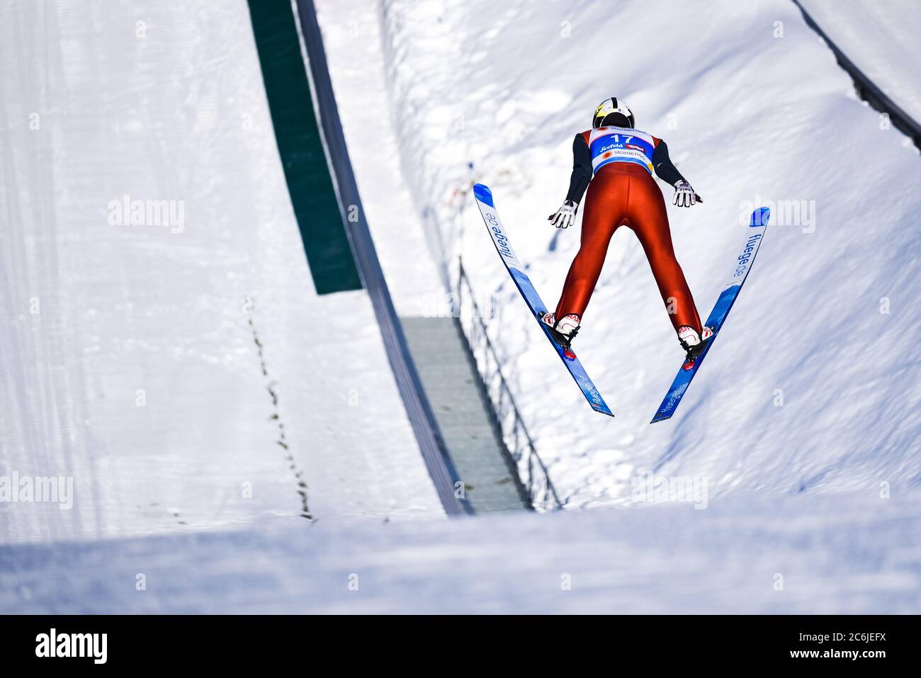 Skispringer springt von der Großschanze bei der Nordischen Weltmeisterschaft, Seefeld, Österreich, 2019. Stockfoto