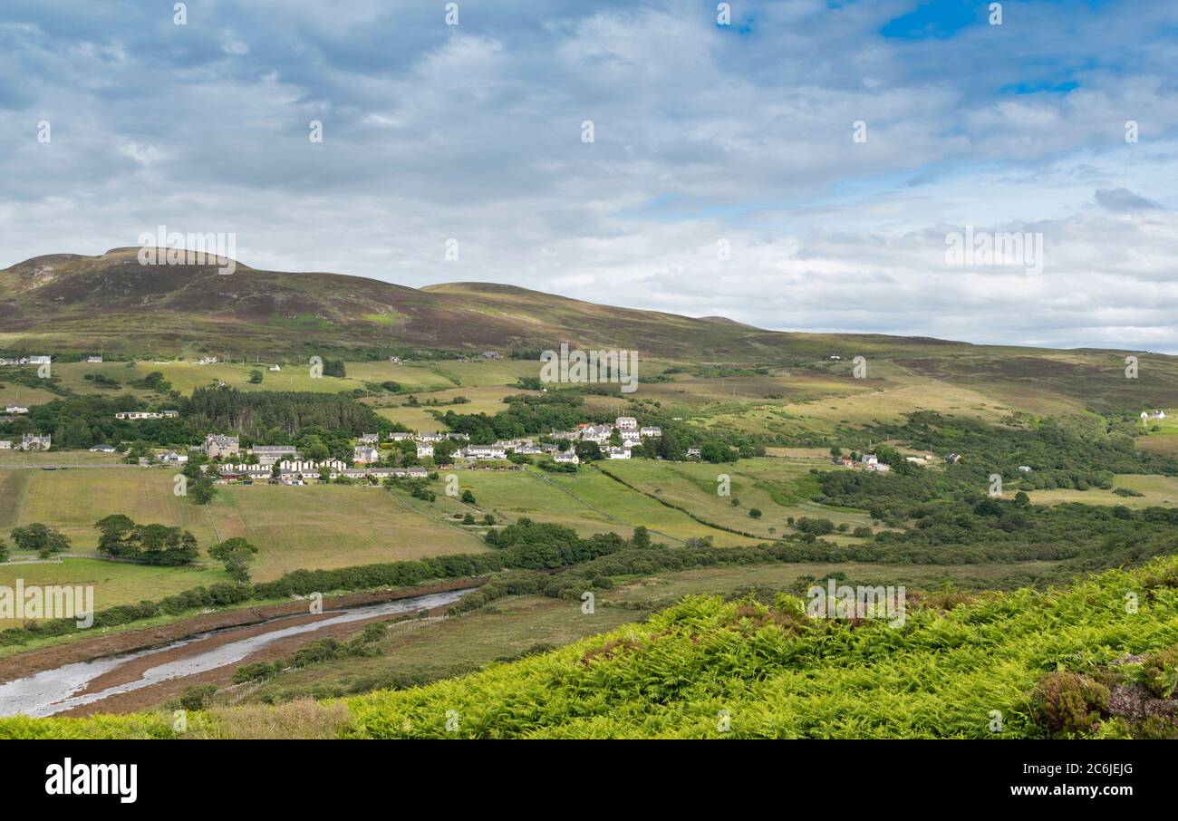 CASTLE VARRICH TONGUE SUTHERLAND SCHOTTLAND DAS SCHLOSS IM SOMMER BLICK AUF TONGUE VILLAGE VOM SCHLOSS AUS Stockfoto