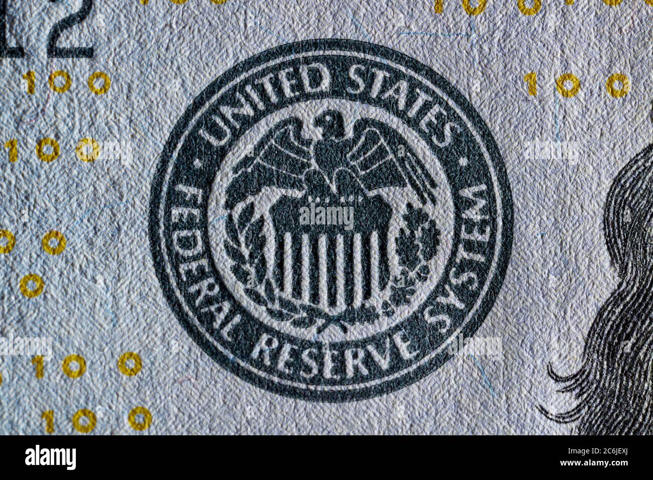 Nahaufnahme des US-Notenbanksiegels der US-Notenbank (2009 A-Serie) auf 100 US-Dollar. Stockfoto
