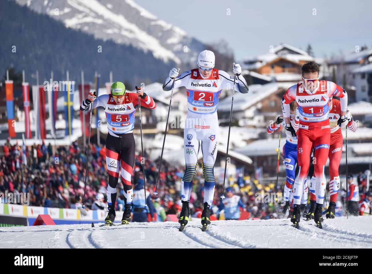 Schwedens Oskar Svensson (Mitte) im Teamsprint bei den Nordischen Weltmeisterschaften, Seefeld, Österreich, 2019. Links ist Max Hauke, österreichisches Skisteam. Stockfoto