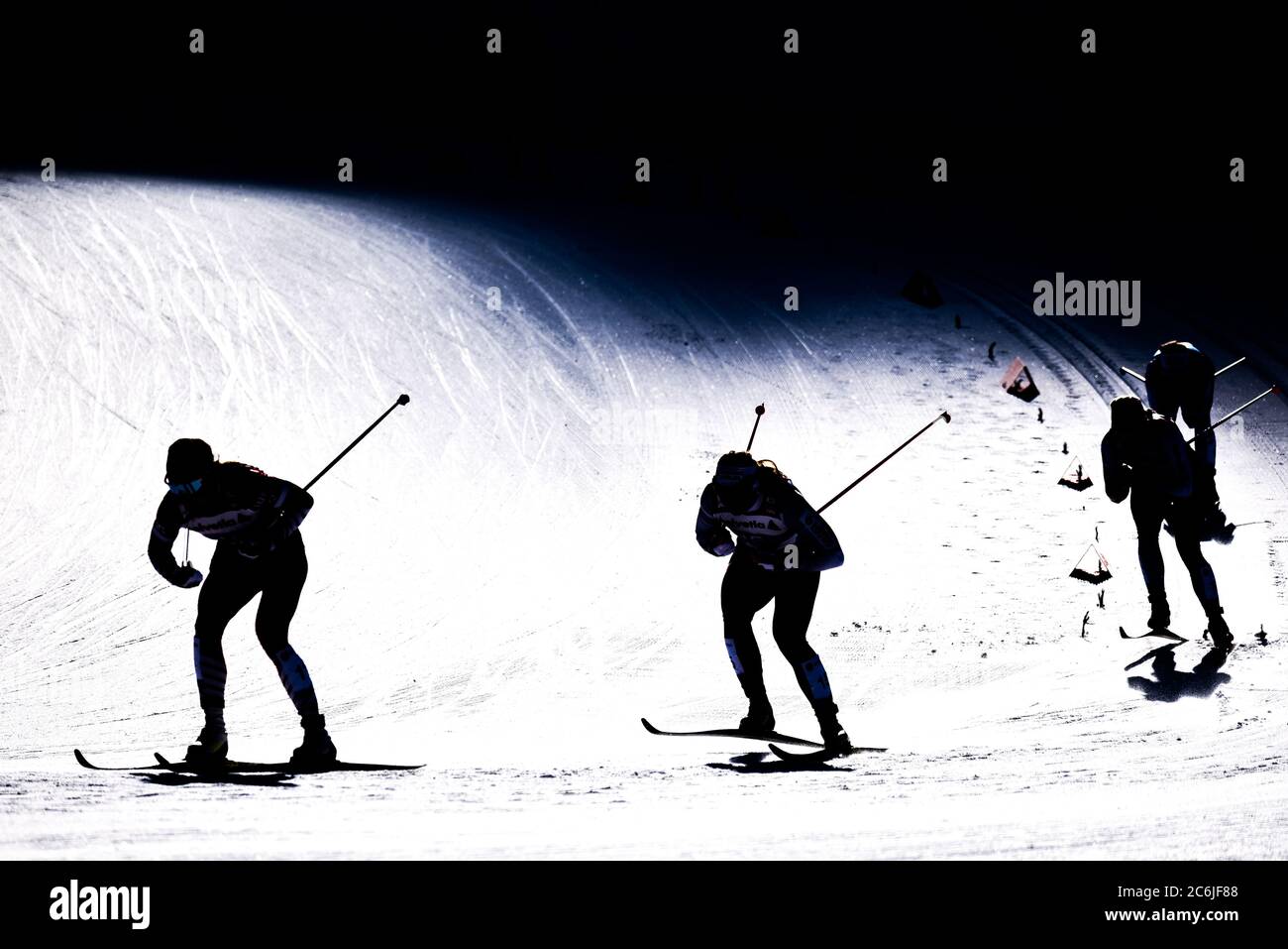 Die Teilnehmer der FIS Nordischen Ski-WM 2019 in Seefeld, Österreich, werden beim Abbiegen am Schanzenboden ins Schuttenfeld geschilhoutet. Stockfoto