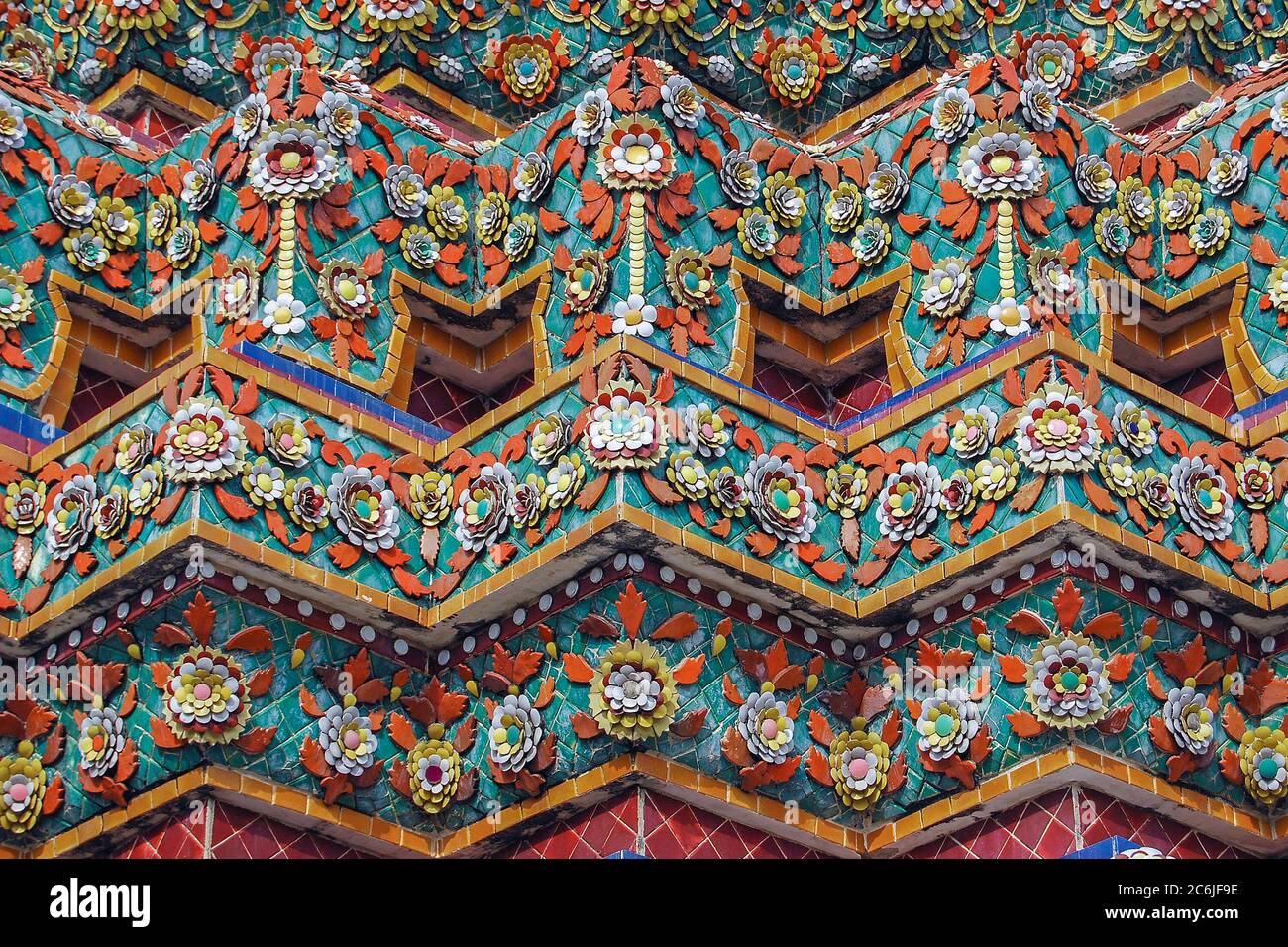 Fragment der keramischen Verkleidung des Gebäudes wat pho. Thailand. Bangkok Stockfoto