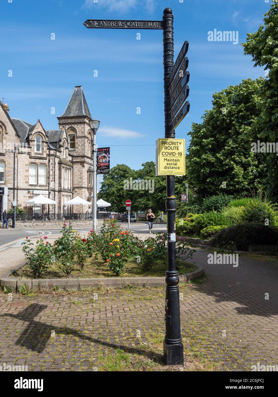 Inverness, Highland, Schottland, 8. Juli 2020. Läuferin auf der Covid-19 Priority Route der Bishops Road, Inverness, Schottland. Die Routen sollen während der Covid-19-Sperre und -Wiederherstellung sichere aktive Fahrwege durch Inverness schaffen. Stockfoto