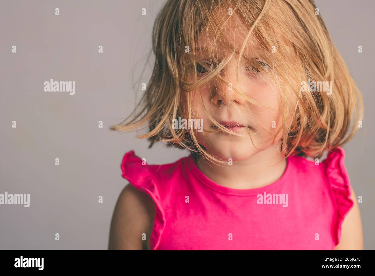 studio-Portrait eines 4-jährigen Mädchens mit Haaren vor ihrem Gesicht. Stockfoto