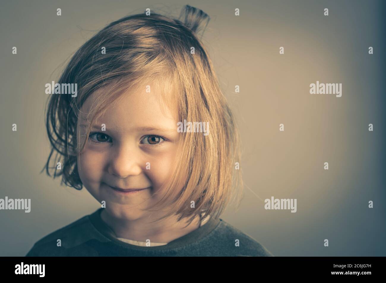 Porträt eines 4 Jahre alten blonden Mädchen mit unordentlichen Haaren. Stockfoto