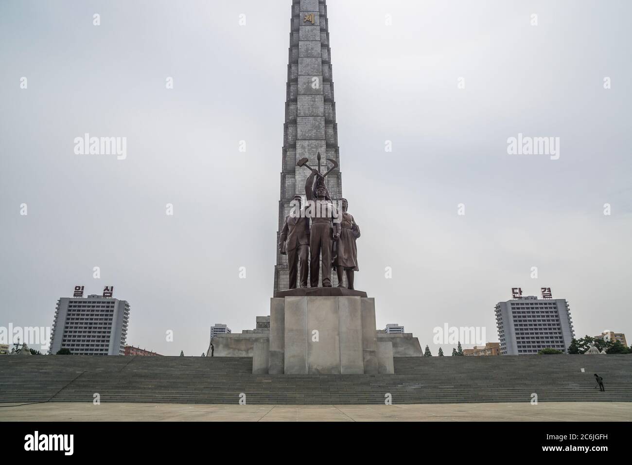 Der Juche-Turm (Turm der Juche-Idee) ist ein Denkmal, das nach der von Kim Il-Sung in Pjöngjang, Nordkorea eingeführten Ideologie von Juche benannt wurde Stockfoto