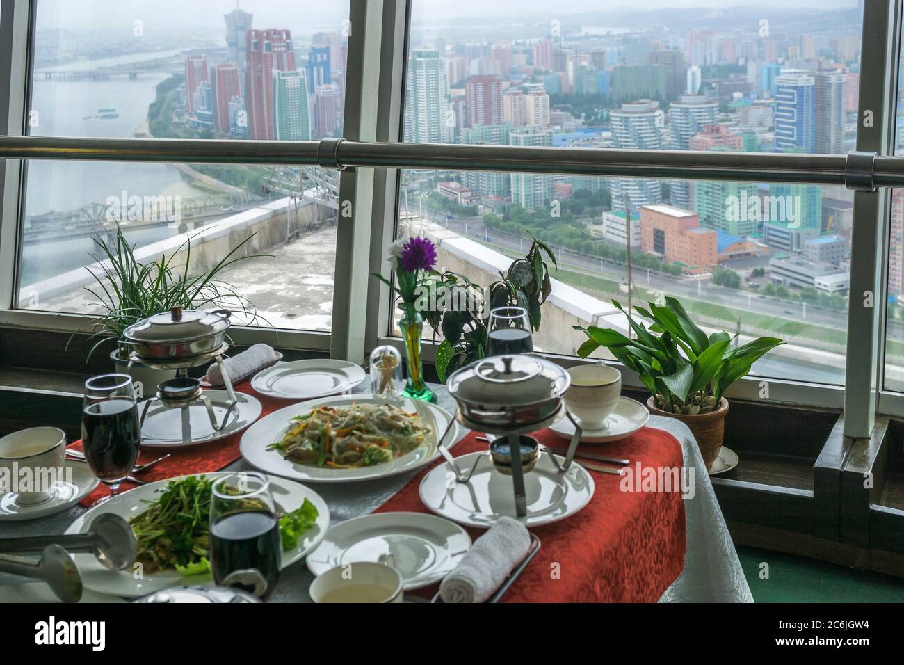 Blick vom Drehrestaurant des Yanggakdo Hotels, Pjöngjang, Nordkorea Stockfoto