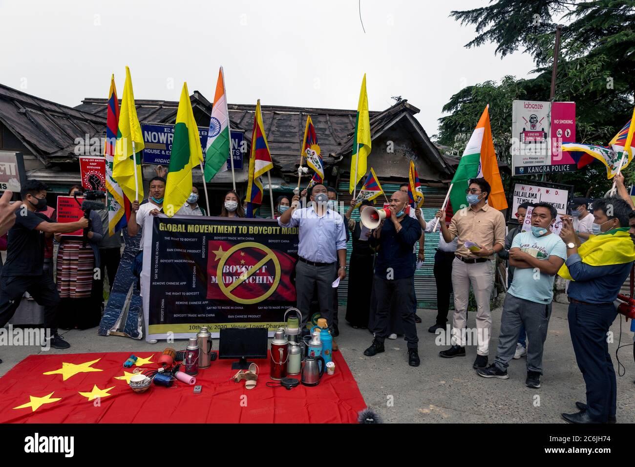 Dharamshala, Indien. Juli 2020. Tibetische Kongressjugend-Mitglieder brechen die chinesischen Waren während der Straßenproteste, um die chinesischen Waren in Mcleodganj, Dharamshala zu boykottieren. (Foto: Shailesh Bhatnagar/Pacific Press/Sipa USA) Quelle: SIPA USA/Alamy Live News Stockfoto