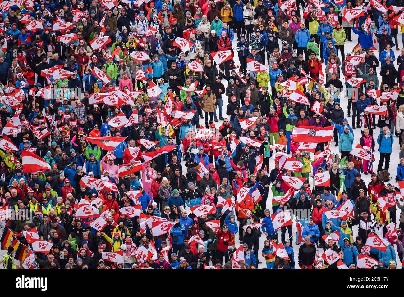 Österreichische Fans jubeln den Skispringer bei den FIS Nordischen Weltmeisterschaften 2019 in Seefeld an. Stockfoto