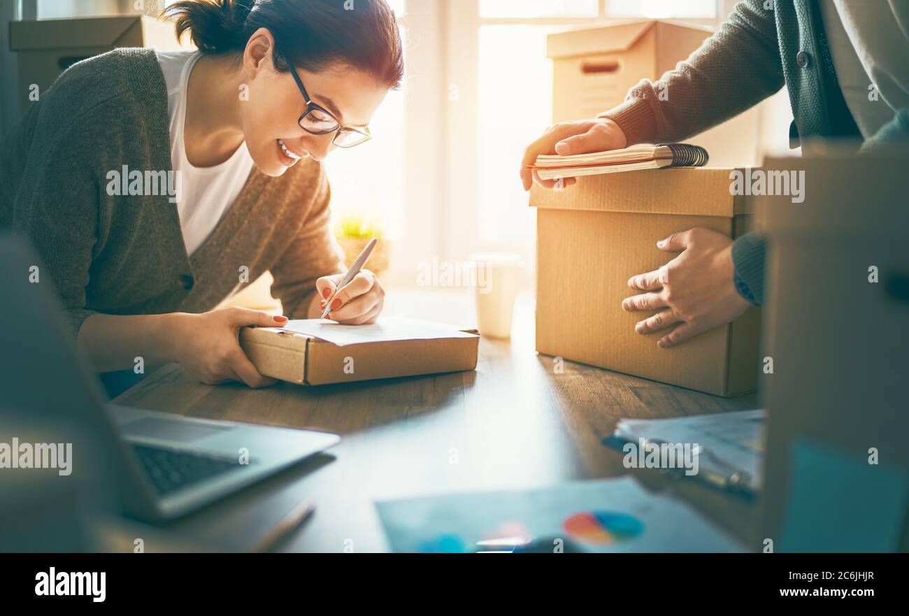 Zwei Menschen arbeiten zusammen im Lager für Online-Verkäufer. Konzept des kleinen Unternehmens. Stockfoto