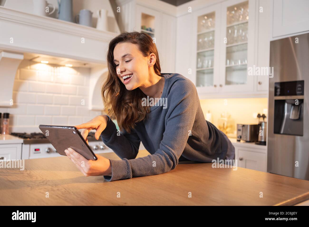 Frau mit digitalen Tablet in der Küche Stockfoto