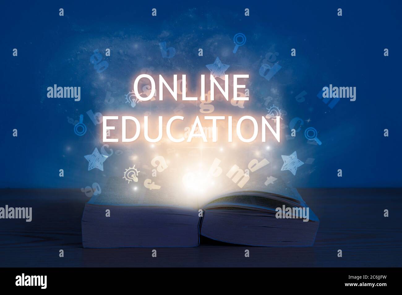 Online-Bildungskonzept. Licht kommt aus dem offenen Buch. Offenes Buch mit Online-Bildung Inschrift. Stockfoto