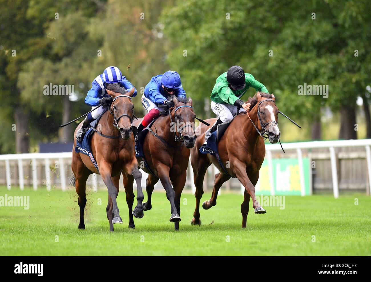 Nazeef und Jim Crowley gewinnen in der Nähe von Billsdon Brook (rechts) und Terribelum (Mitte) in den Tattersalls Falmouth Stakes am zweiten Tag des Moet and Chandon July Festivals auf der Newmarket Racecourse. Stockfoto