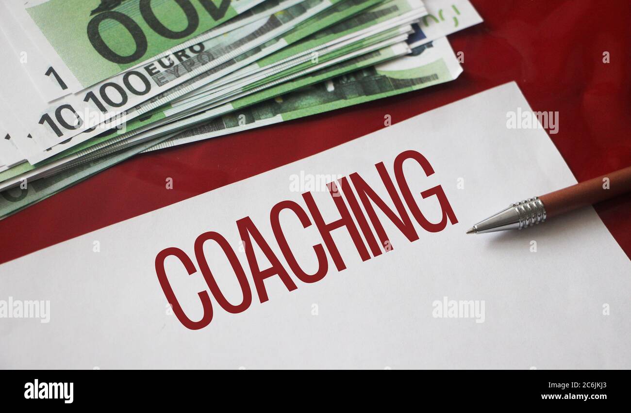 Coaching Wort auf Seite, Stift und 100 Euro-Scheine. Life Business Consulting Konzept Stockfoto