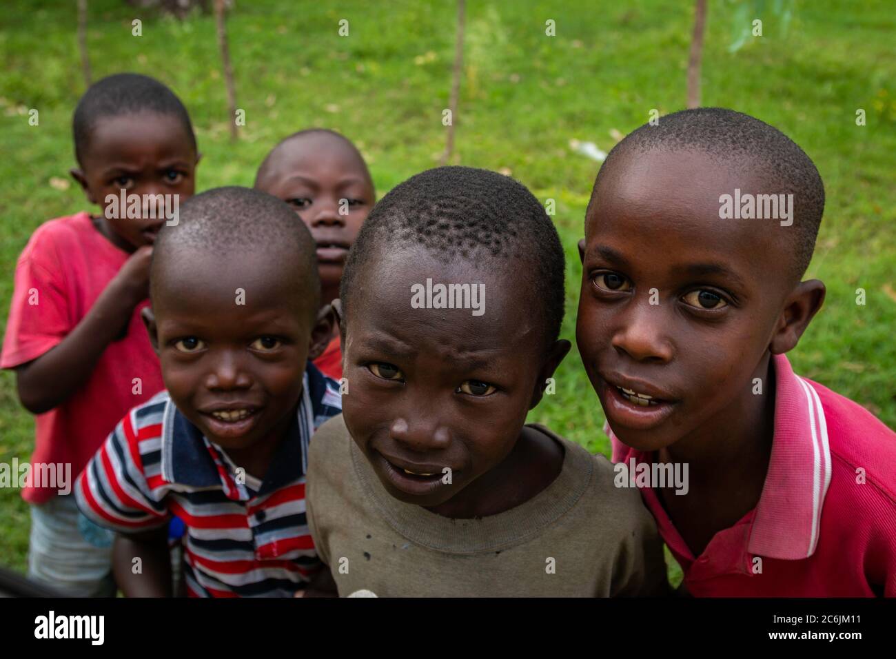 Eine Gruppe von Dorfjungen, die dem Southern Baptist folgen Missionen Team sind unsicher, wie sie für ihre zu posieren Foto Stockfoto