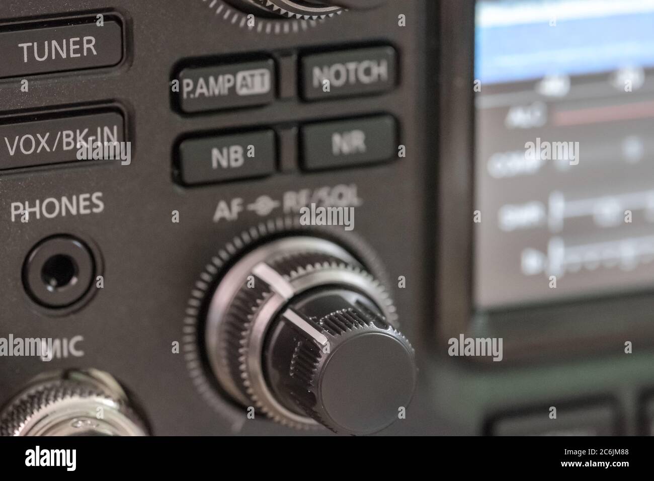 Nahaufnahme eines Amateurfunktransceiver, der einen Teil des LCD-Wasserfall zeigt. Stockfoto