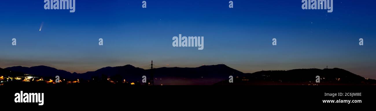 Panorama des Kometen NEOWISE (C/2020 F3) bei Sonnenaufgang am 7. Juli 2020 in der französischen Riviera (Nizza) Stockfoto