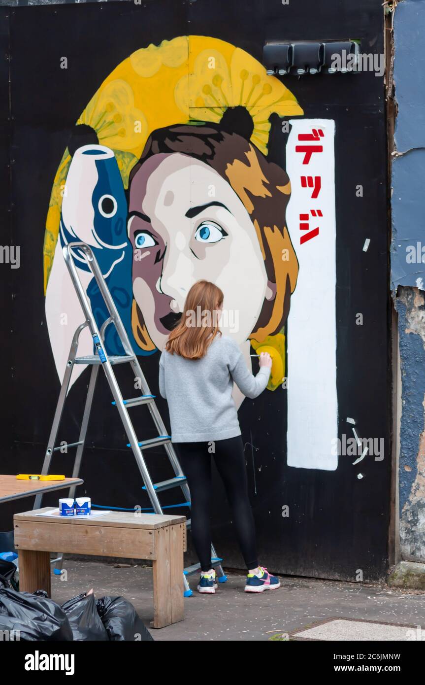 Glasgow, Schottland, Großbritannien. Juli 2020. Ein Künstler bei der Arbeit an einem neuen Wandbild für die Clutha Bar. Eine Gruppe von Künstlern wurde von der Street Art Group Art Pistol ausgewählt, um neue Wandgemälde an der Außenwand der berühmten Bar in Glasgow zu schaffen. Kredit: Skully/Alamy Live Nachrichten Stockfoto