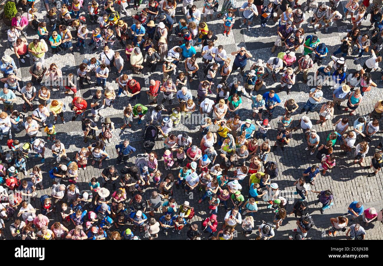 Prag, Tschechische Republik - 12. Juni 2014: Eine Menge Touristen versammelten sich auf dem Altstädter Ring, um die astronomische Uhr vom Uhrenturm aus zu sehen. Stockfoto
